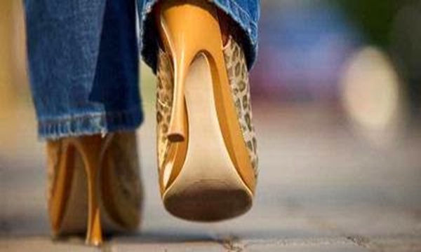 Hukum Memakai “High Heels” (sepatu hak tinggi)